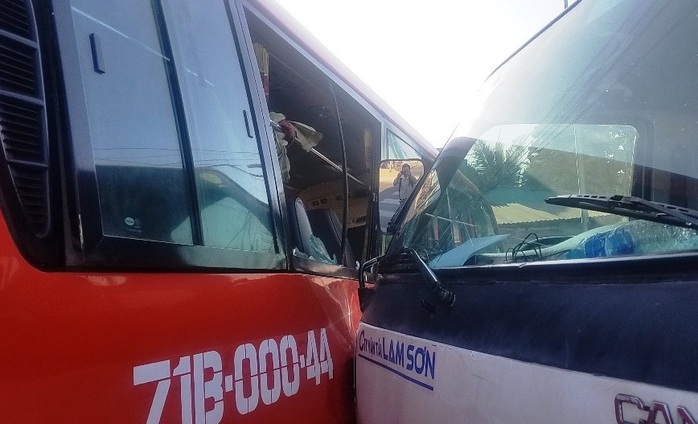 Xe tải cẩu tông xe khách, nhiều người bị thương tại TP HCM - Ảnh 2.