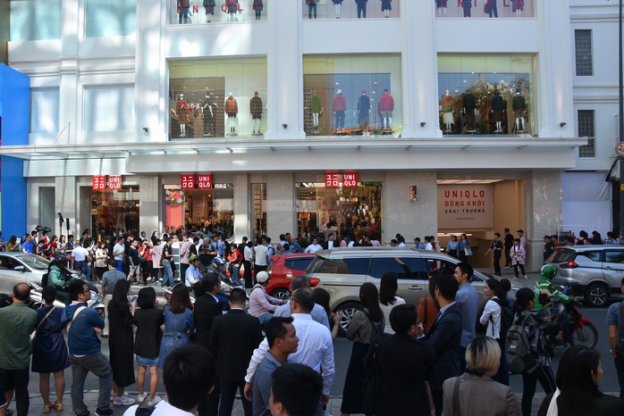 Hàng ngàn người xếp hàng chào đón thương hiệu thời trang của tỉ phú Nhật - Ảnh 4.