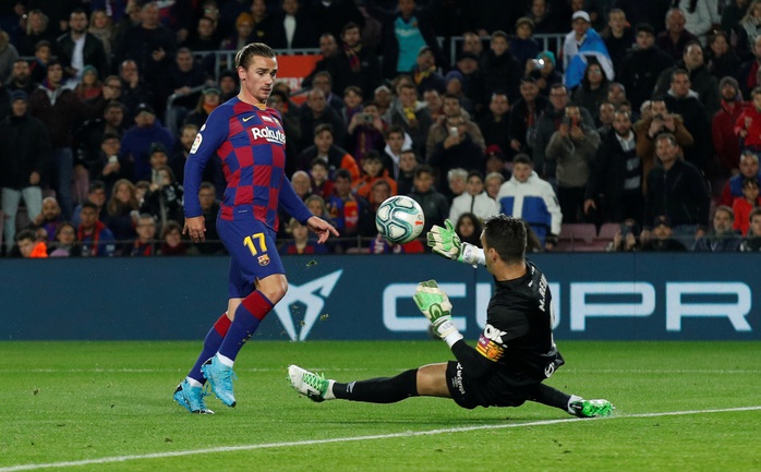 Messi nâng Quả bóng vàng, lập siêu phẩm hat-trick ở Nou Camp - Ảnh 3.