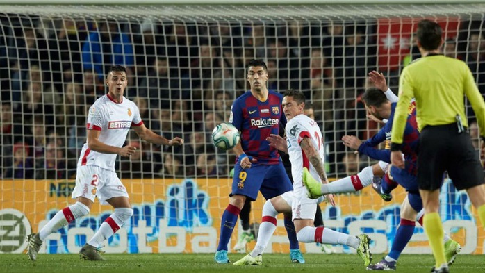 Messi nâng Quả bóng vàng, lập siêu phẩm hat-trick ở Nou Camp - Ảnh 4.