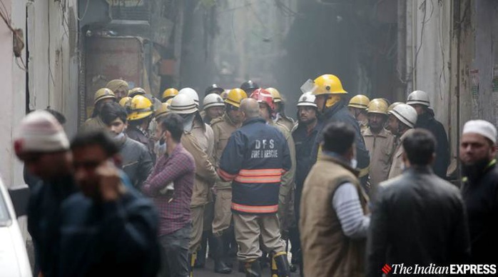 Ấn Độ: Cháy lớn ở nhà máy giấy mắc kẹt giữa ma trận hẻm - Ảnh 1.