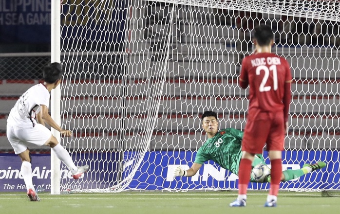 Clip: Màn trình diễn lấy lại niềm tin của thủ môn Văn Toản trong trận U22 Việt Nam - U22 Campuchia 4-0 - Ảnh 1.