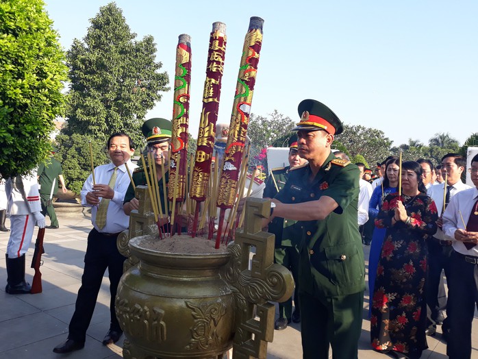 Nguyên Thủ tướng Nguyễn Tấn Dũng cùng lãnh đạo TP HCM dâng hương tại nghĩa trang liệt sĩ - Ảnh 5.