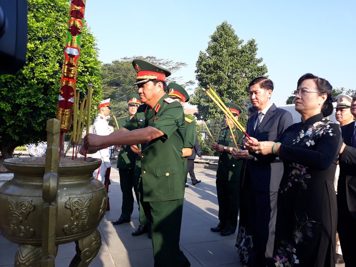 Nguyên Thủ tướng Nguyễn Tấn Dũng cùng lãnh đạo TP HCM dâng hương tại nghĩa trang liệt sĩ - Ảnh 6.