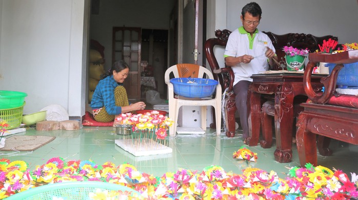 Độc đáo ngôi làng 300 năm làm hoa giấy ở Huế - Ảnh 8.