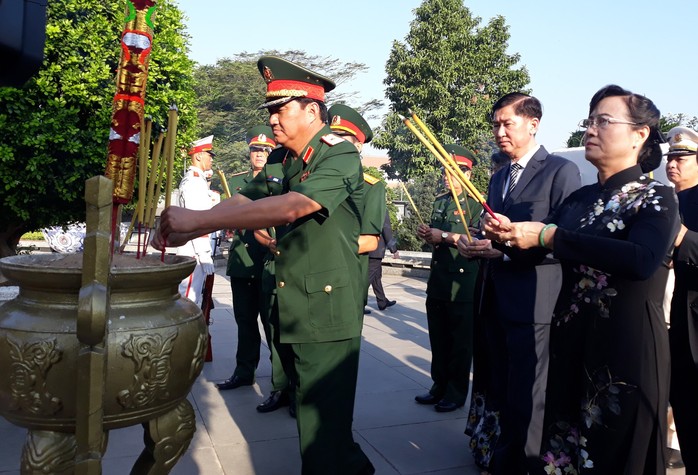 Nguyên Thủ tướng Nguyễn Tấn Dũng cùng lãnh đạo TP HCM dâng hương tại nghĩa trang liệt sĩ - Ảnh 4.