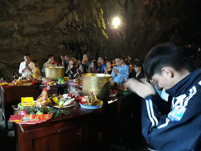 Hàng vạn người đổ về chùa Hương ngày khai hội - Ảnh 7.