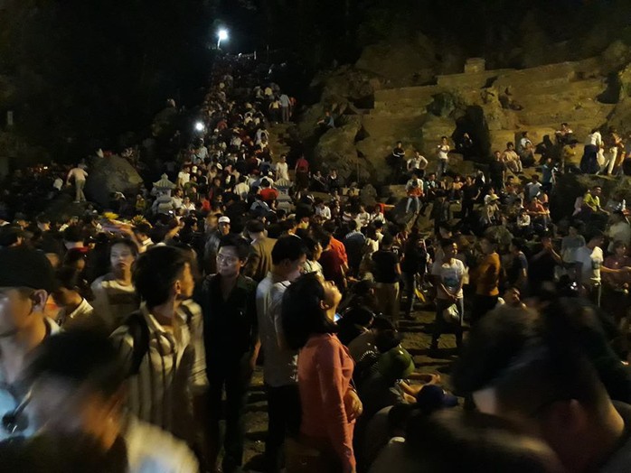 Hàng vạn người đổ về chùa Hương ngày khai hội - Ảnh 10.