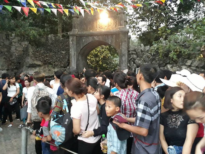Hàng vạn người đổ về chùa Hương ngày khai hội - Ảnh 11.