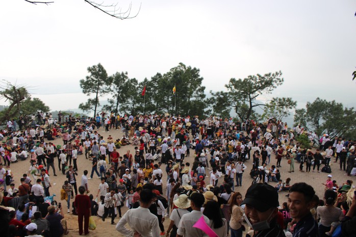Hàng vạn người náo nức đổ về Hoan Châu đệ nhất danh lam trẩy hội đầu năm - Ảnh 2.