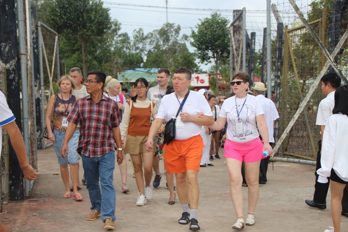 Đông nghẹt khách quốc tế tham quan Nhà tù Phú Quốc - Ảnh 6.