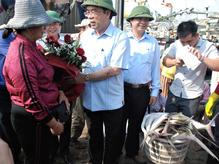 Đầu năm ra biển, ngư dân Quảng Trị trúng đàn cá bè gần 140 tấn - Ảnh 3.