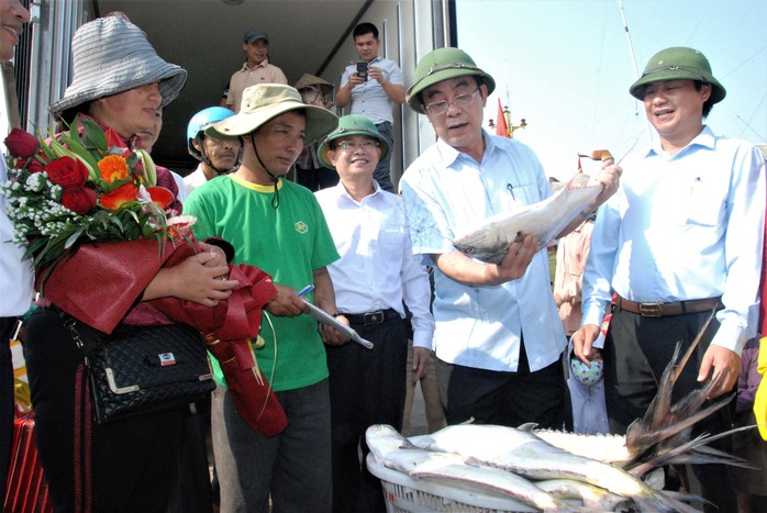 Đầu năm ra biển, ngư dân Quảng Trị trúng đàn cá bè gần 140 tấn - Ảnh 2.