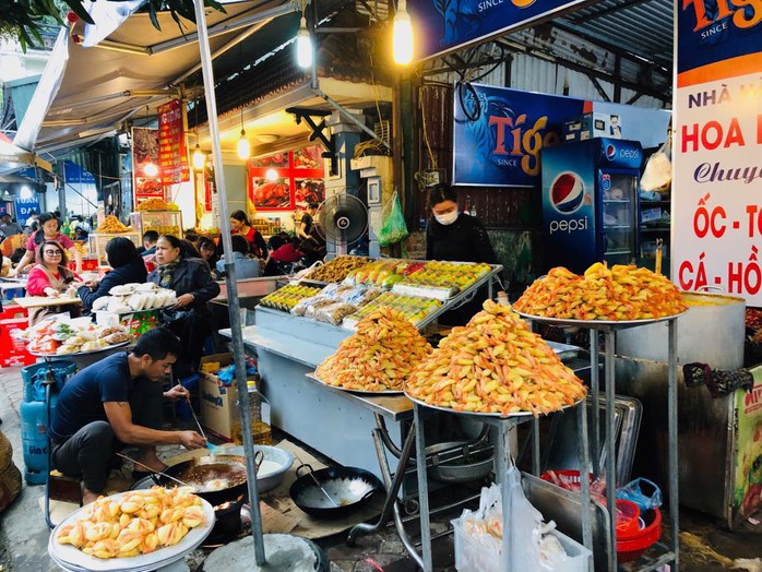 Biển người chen chân cầu tài lộc tại Phủ Tây Hồ ngày đầu tiên đi làm sau nghỉ tết - Ảnh 9.