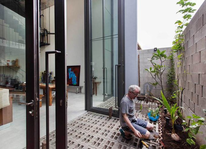 Ngôi nhà như rừng nhiệt đới với hơn 40 loại cây - Ảnh 1. Ngôi nhà như rừng nhiệt đới với hơn 40 loại cây - Ảnh 1.