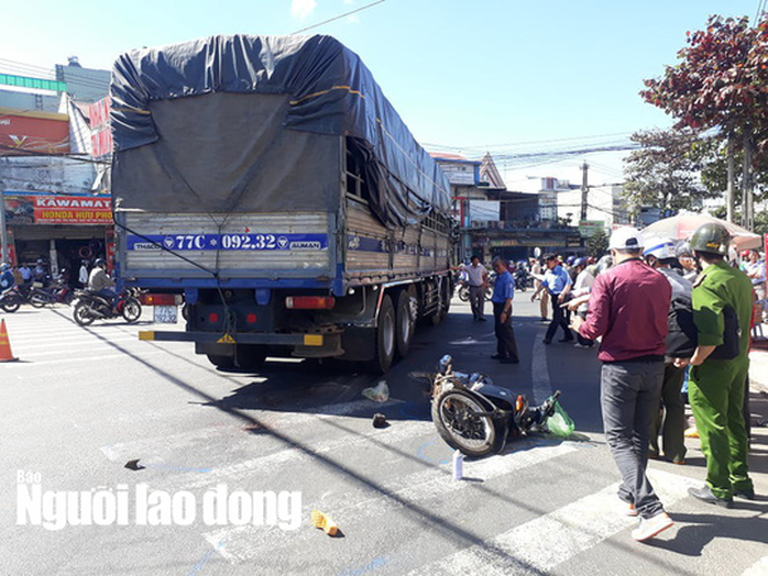 Tai nạn với xe tải, chồng chết, vợ nguy kịch - Ảnh 1.