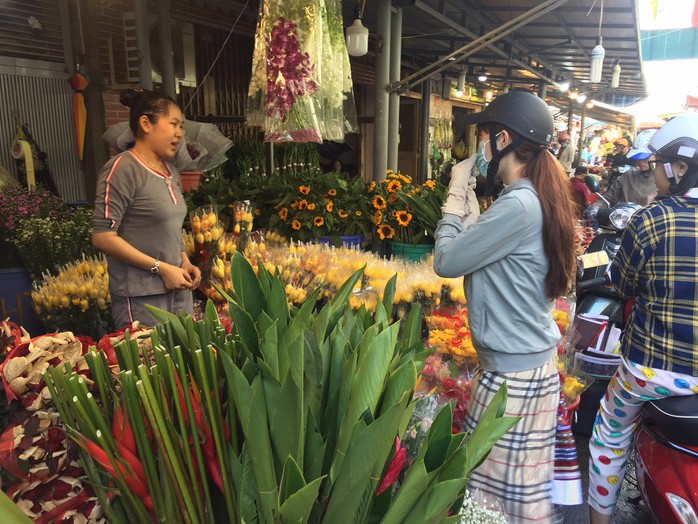 Chợ hoa Hồ Thị Kỷ đông nghẹt người trước ngày Valentine - Ảnh 8.