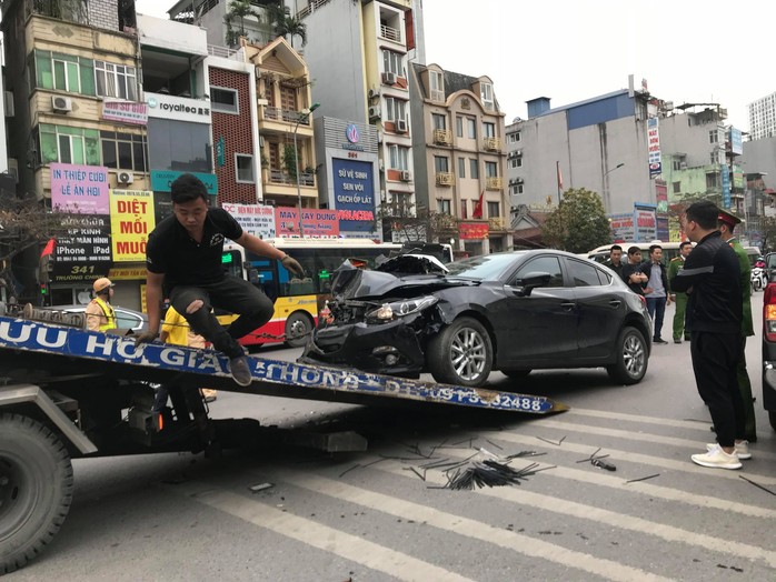 Ôtô Mazda tông liên hoàn nhiều phương tiện trên phố, 3 người bị thương - Ảnh 1.