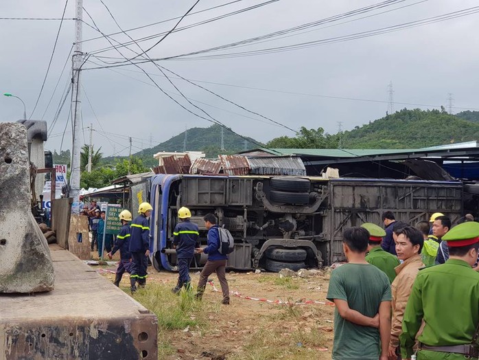 Xe khách lao vào nhà dân, 38 người bị thương, nhiều người nguy kịch - Ảnh 1.