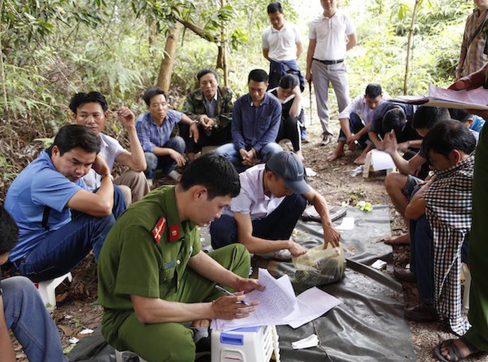 Bị vây bắt, 24 con bạc đang sát phạt trên đồi ném tiền, lao xuống hố ẩn nấp - Ảnh 1.