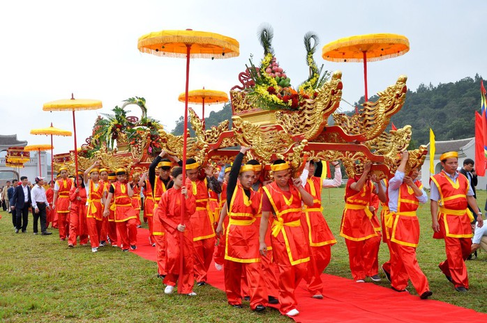 Khai Hội Xuân Yên Tử, du khách chen chân xoa tiền vào chùa Đồng - Ảnh 6.