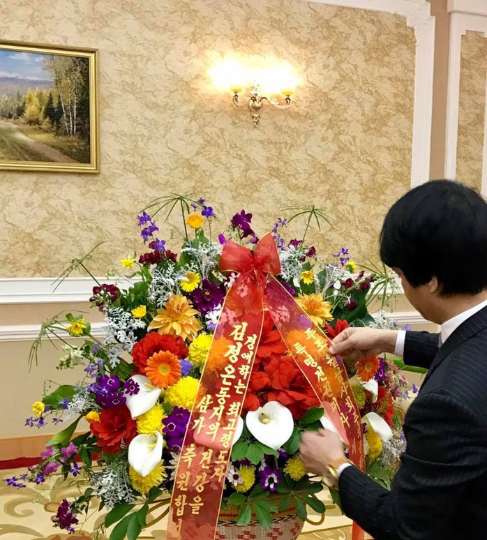 Đại sứ Việt Nam tại Triều Tiên chúc mừng sinh nhật Tổng Bí thư Kim Jong Il - Ảnh 2.