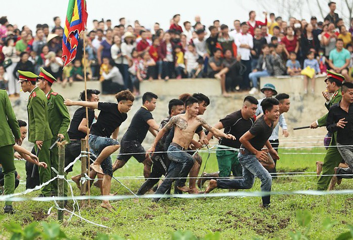 Lễ hội cướp phết Hiền Quan 2019 bị tạm dừng ngay trong ngày đầu tổ chức vì vỡ trận - Ảnh 1.
