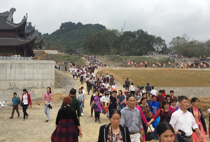 Hàng vạn du khách đổ về ngồi chùa lớn nhất thế giới đang xây dựng ngổn ngang - Ảnh 6.