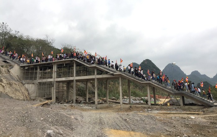 Hàng vạn du khách đổ về ngồi chùa lớn nhất thế giới đang xây dựng ngổn ngang - Ảnh 11.