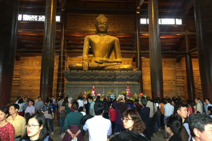 Hàng vạn du khách đổ về ngồi chùa lớn nhất thế giới đang xây dựng ngổn ngang - Ảnh 13.