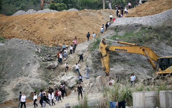 Hàng vạn du khách đổ về ngồi chùa lớn nhất thế giới đang xây dựng ngổn ngang - Ảnh 17.