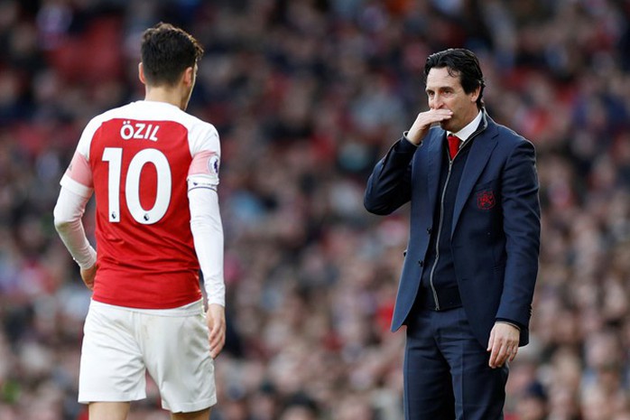Bị HLV “đuổi”, Ozil quyết không rời Arsenal - Ảnh 1.