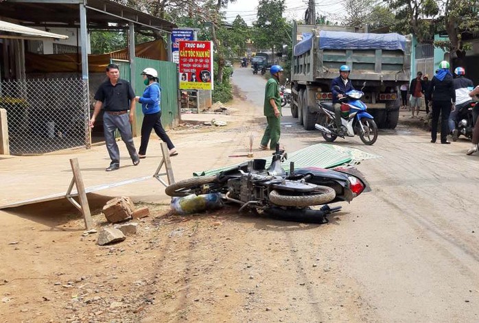 Tông cục đá rồi ngã ra đường, thanh niên bị xe tải cán tử vong - Ảnh 2.