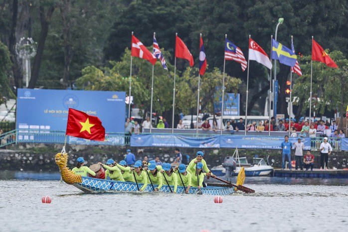Đại sứ Anh, Thụy Điển thi bơi thuyền rồng ở Hồ Tây - Ảnh 15.
