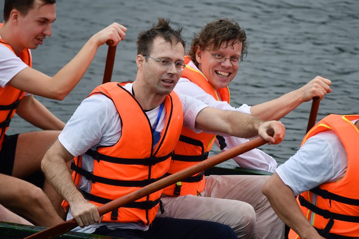 Đại sứ Anh, Thụy Điển thi bơi thuyền rồng ở Hồ Tây - Ảnh 1.