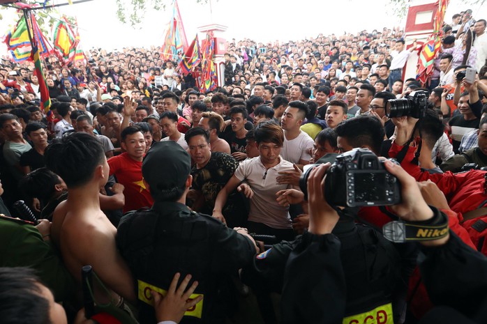 Hàng trăm thanh niên bao vây BTC lễ hội, đòi cướp phết lấy may - Ảnh 1.