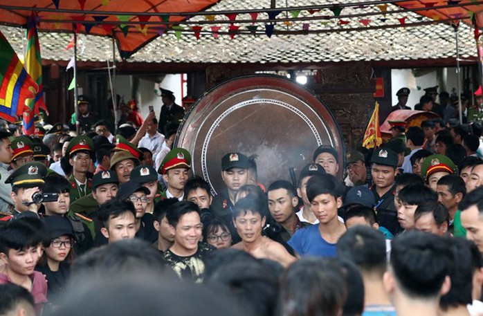Hàng trăm thanh niên bao vây BTC lễ hội, đòi cướp phết lấy may - Ảnh 2.