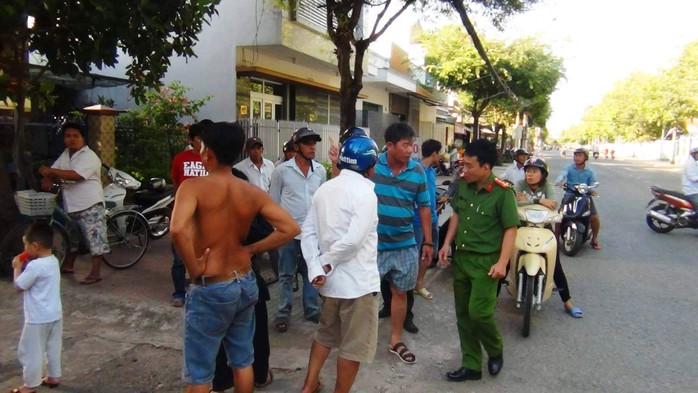 Nam thanh niên bị truy sát giữa ban ngày - Ảnh 1.