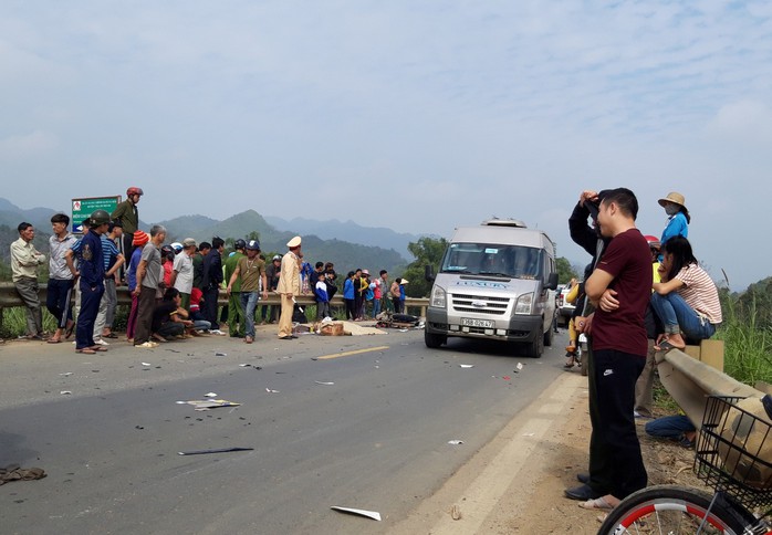 Cố vượt xe ô tô, 2 người đi xe máy thương vong trên đường Hồ Chí Minh - Ảnh 1.