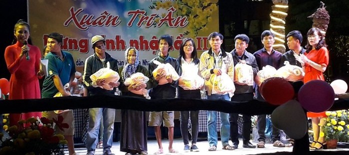 Chủ quán cà phê ở Ninh Thuận tặng quà Tết cho 650 người nghèo - Ảnh 1.