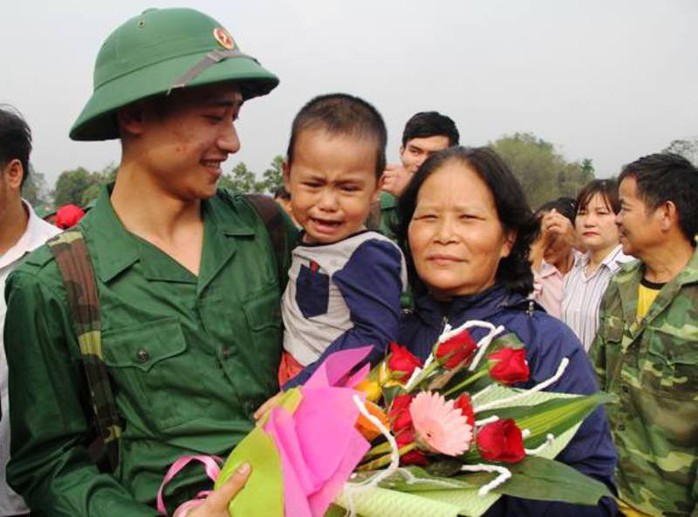 Bí thư Tỉnh ủy Trịnh Văn Chiến tiễn thanh niên Thanh Hóa lên đường nhập ngũ - Ảnh 2.