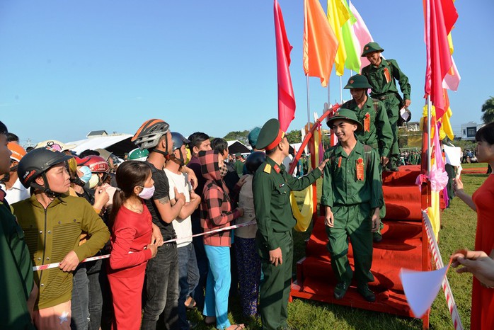 Hơn 100 thanh niên ở Quảng Ngãi viết đơn xin lên đường nhập ngũ - Ảnh 1.