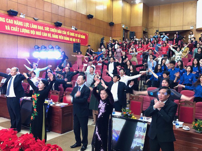 Bộ trưởng Nguyễn Thị Kim Tiến cùng hàng trăm đại biểu tập thể dục giữa giờ 3 phút - Ảnh 1.