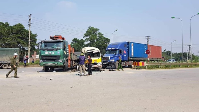 3 ôtô tông nhau, cặp vợ chồng đi xe máy kẹt ở giữa tử vong - Ảnh 1.