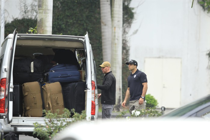 Cận cảnh đặc vụ Mỹ bước ra từ dàn xe hộ tống Quái thú của Tổng thống Donald Trump mới đến Hà Nội - Ảnh 4.