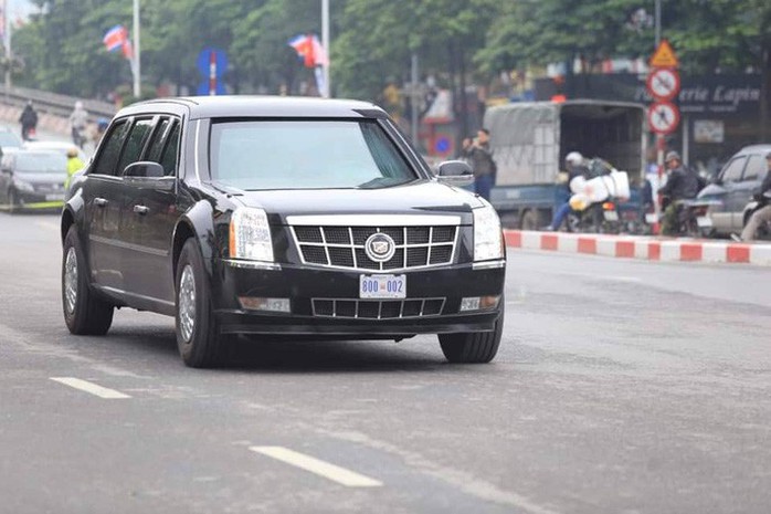 Cận cảnh đặc vụ Mỹ bước ra từ dàn xe hộ tống Quái thú của Tổng thống Donald Trump mới đến Hà Nội - Ảnh 1.