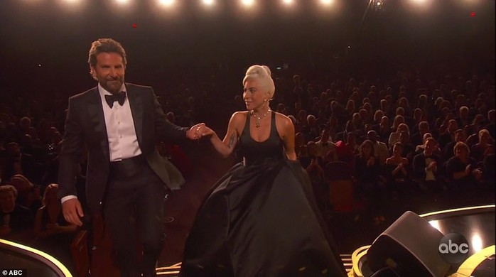 Lady Gaga và Bradley Cooper vướng nghi án phim giả tình thật - Ảnh 1.