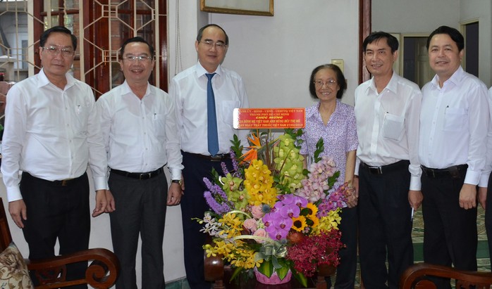 Bí thư Thành ủy TP HCM Nguyễn Thiện Nhân thăm 2 nguyên Thứ trưởng Bộ Y tế - Ảnh 2.