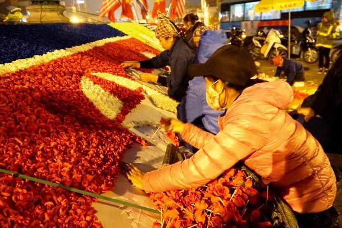 Công nhân xuyên đêm trang trí cầu Chương Dương phục vụ Hội nghị Thượng đỉnh Mỹ-Triều - Ảnh 2.