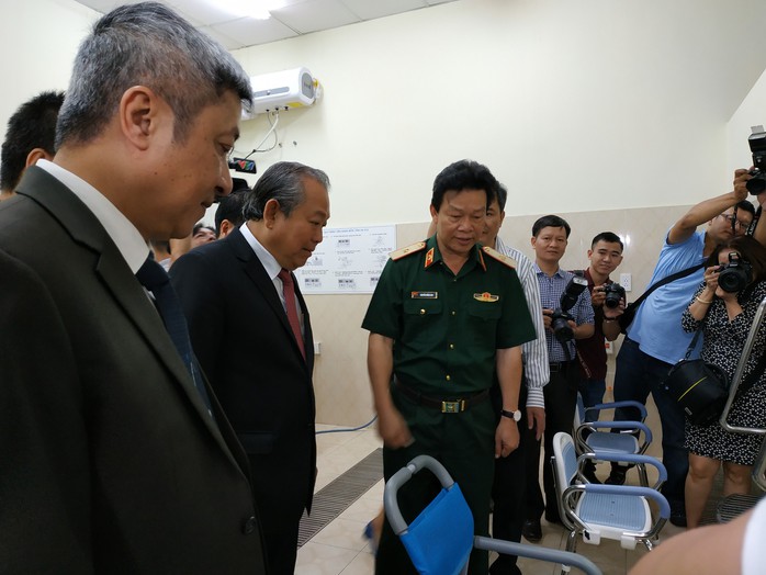 Phó Thủ tướng Trương Hòa Bình thăm Bệnh viện Quân y 175 - Ảnh 1.